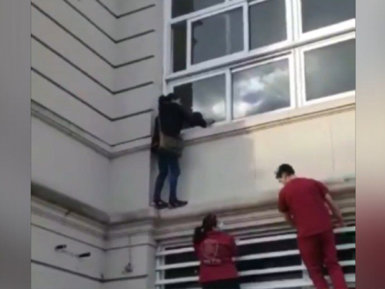 Se trepó a las paredes de un hospital para ver a un pariente internado con coronavirus