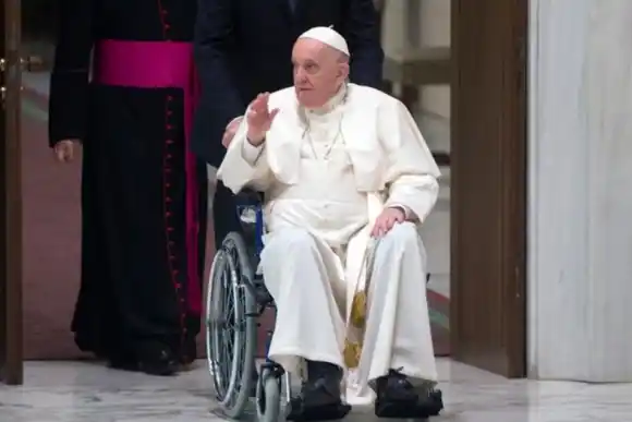 El papa Francisco continúa con su mejoría y sería dado de alta el sábado