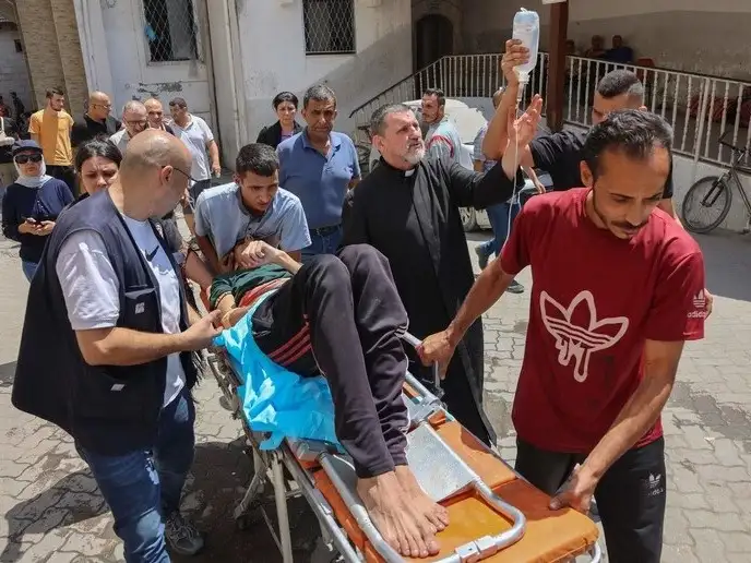 El ataque a la iglesia católica de Gasa causó muertos y heridos.