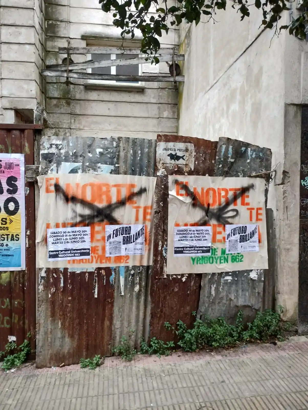 Los afiches se colocaron sobre chapas de obras en construcción y terrenos abandonados.