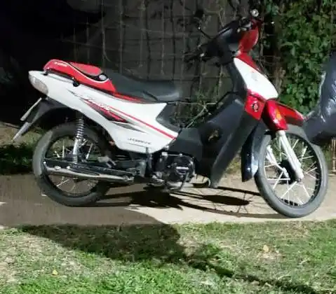 Estaba tomando un pedido en un comercio y le robaron la moto