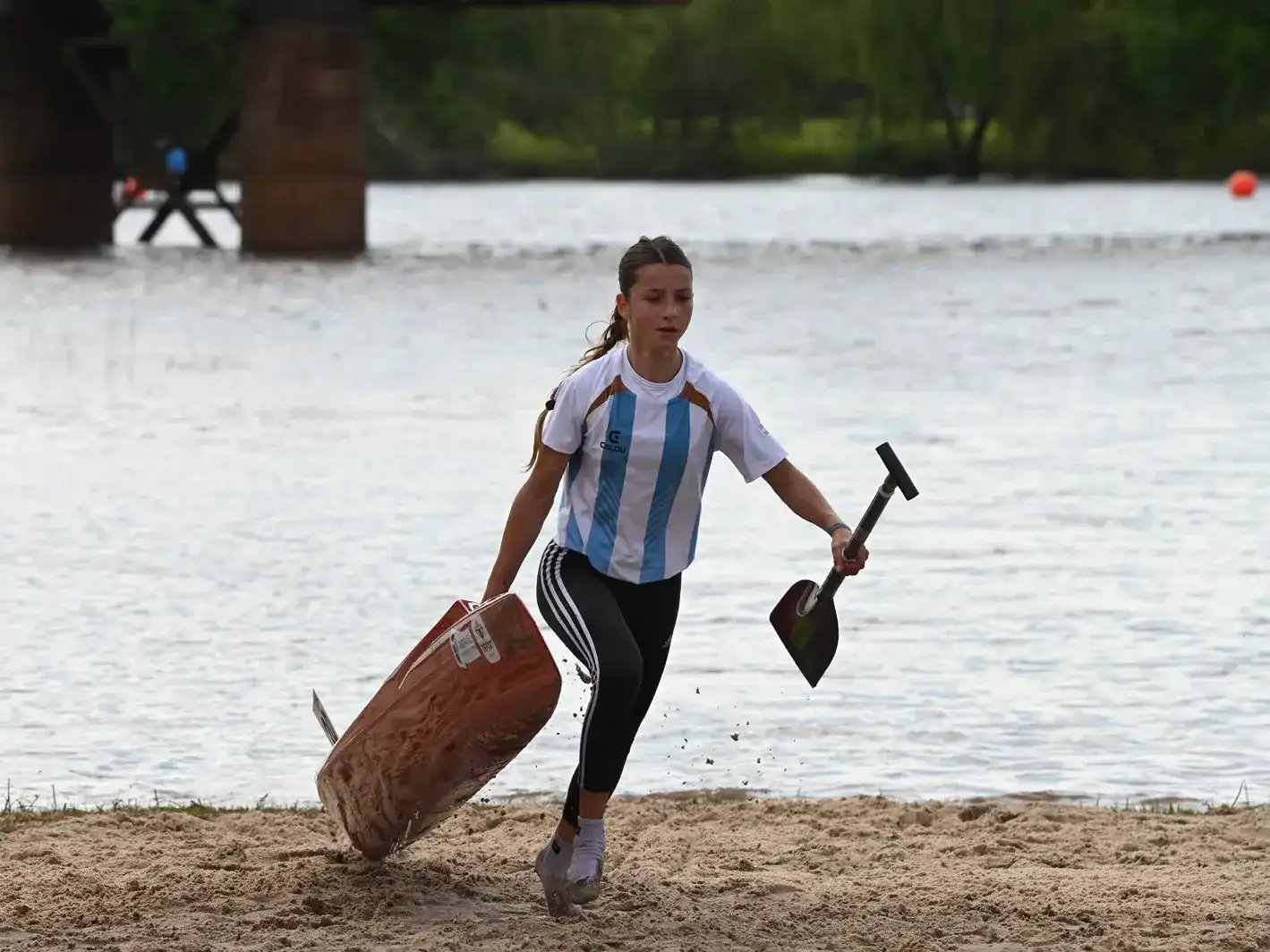 Ante el aliento de sus compañeros de colegio en la tribuna, Gómez Gusalli hizo su debut en el Mundial