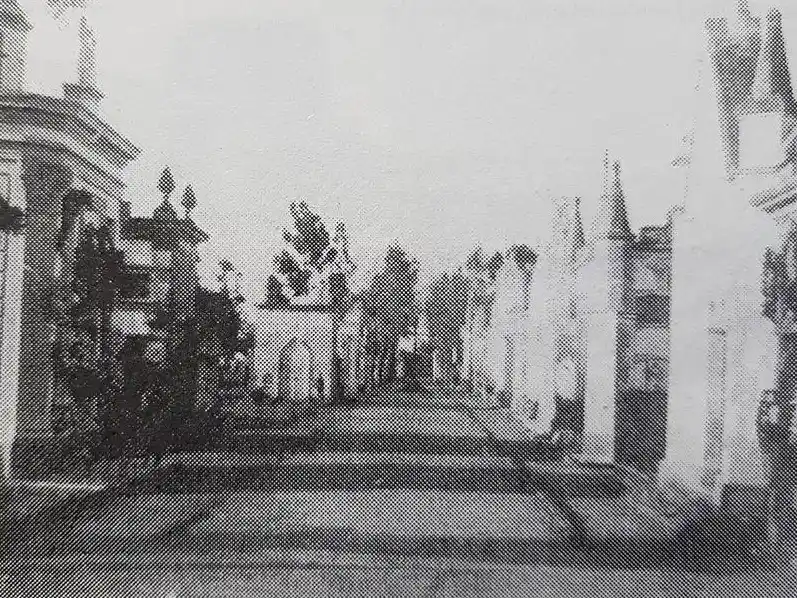 La cruz del viejo cementerio que quedó en el medio de Tandil