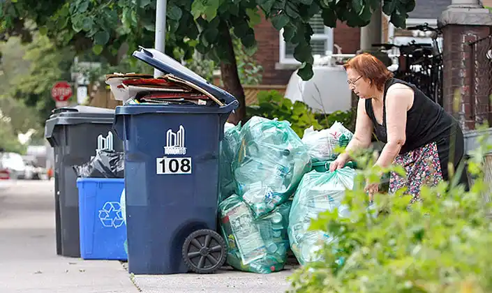 Multas en Capital: sacar la basura fuera de horario saldrá más de $5 mil