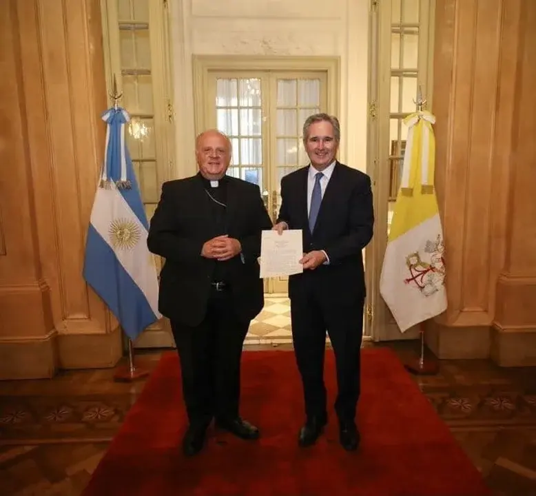 El canciller Pablo Quirno y el nuncio apostólico, Michael Wallace Banach.