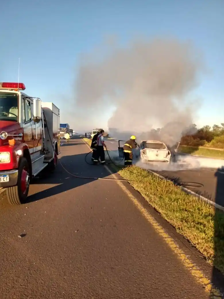 Dos fallecidos por el incendio de un automóvil 