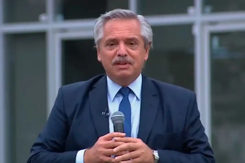 Fernández: “Los violentos tiran piedras, nosotros tiramos obras y llevamos vacunas”