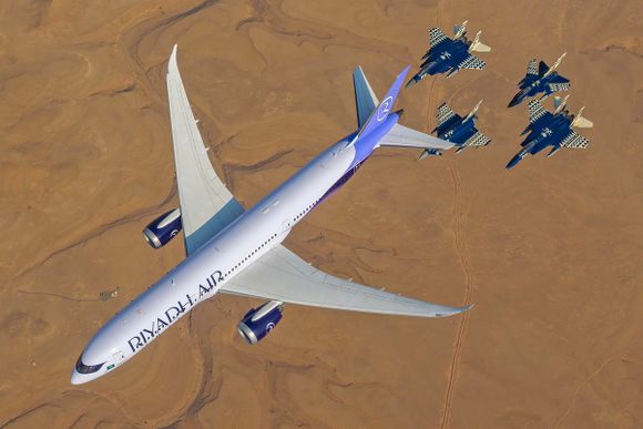 Boeing 787-9 de la nueva aerolínea saudita es escoltado por cazas F-15, Typhoon y Tornado
