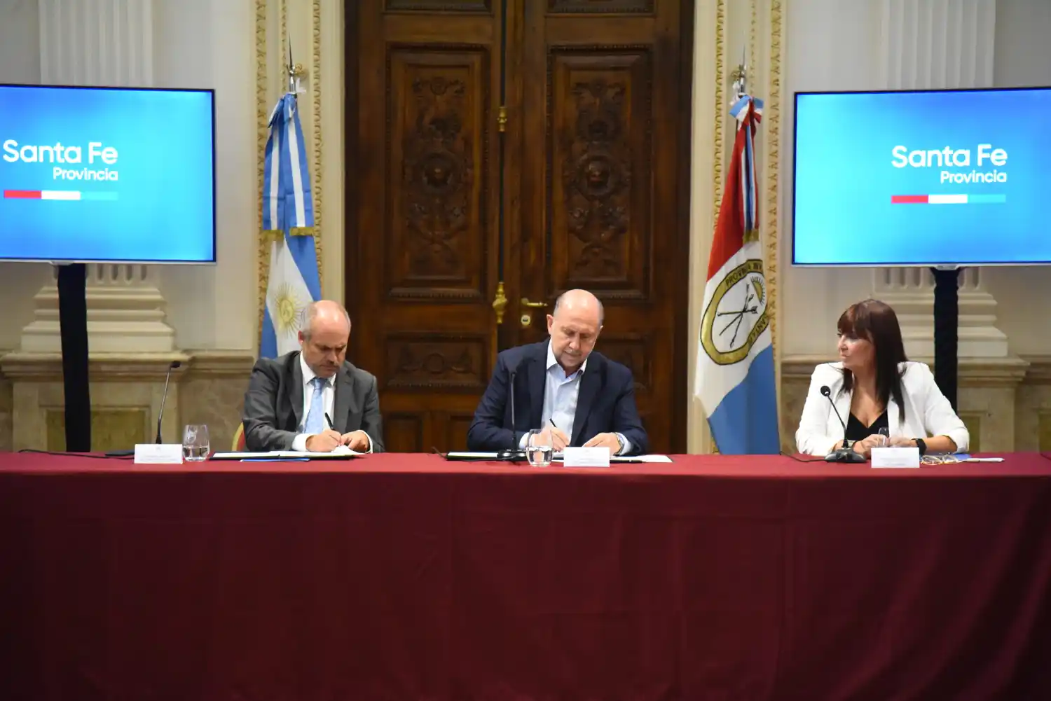 Perotti firmó el convenio para la creación de una delegación de la unidad de información financiera en Rosario