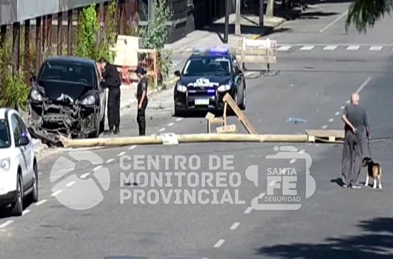 Video: manejaba un Porsche e impactó violentamente contra una columna de electricidad