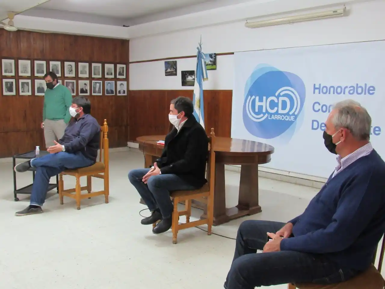 Larroque suspendió la vuelta del comercio y trasladó a los contagiados