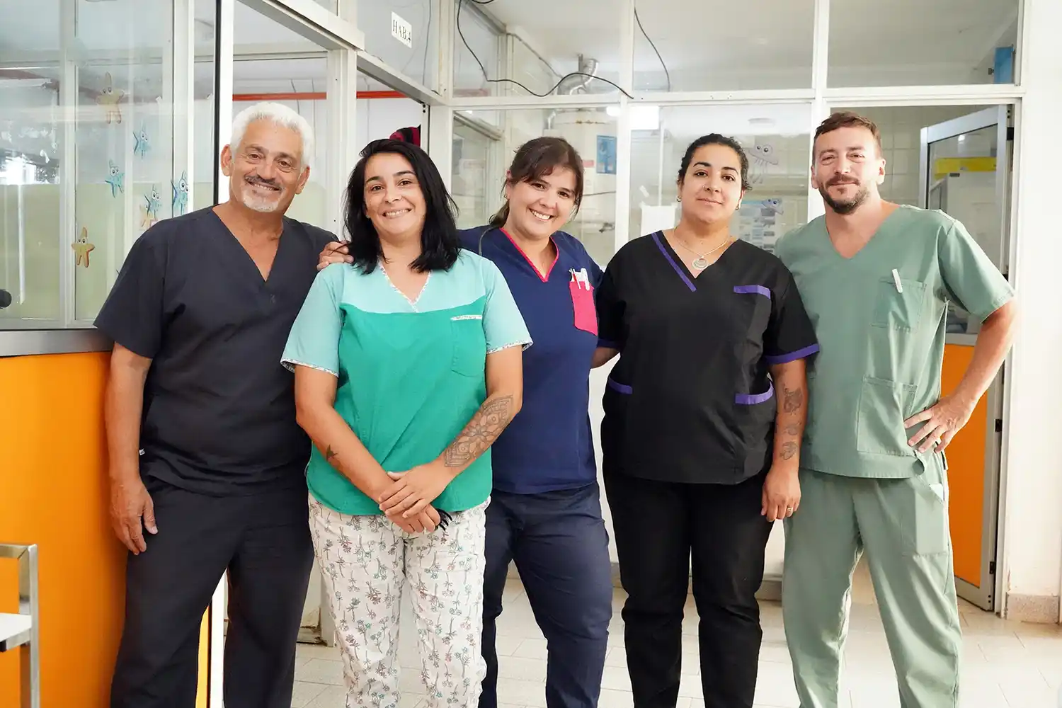 Equipo. Los doctores Valenti y Molina flanquean a Betina Bastaros , Pamela Zabaleta y Guadalupe Delgado