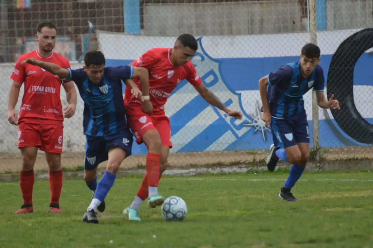 Claudio Escalante aguanta la pelota ante la marca de Sergio Olano (crédito: Magaa Escalante).