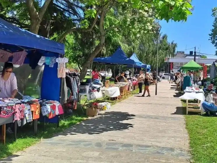 Los feriantes locales deberán acreditar su radicación en la ciudad de Tandil mediante inscripción de domicilio en el DNI, con más de un año de residencia.