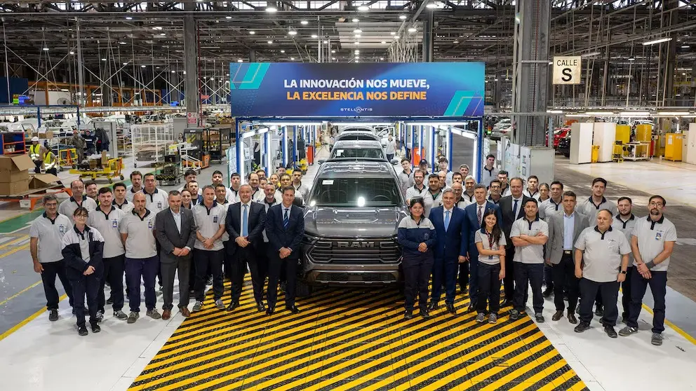 Directivos, operarios y funcionarios de Córdoba este lunes, durante el lanzamiento de la producción de la pick up RAM Dakota, de Stellantis