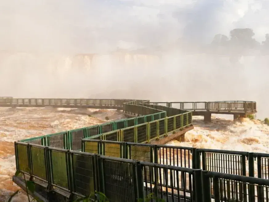 Las pasarelas se retiran y luego, cuando el agua baja se vuelven a colocar.