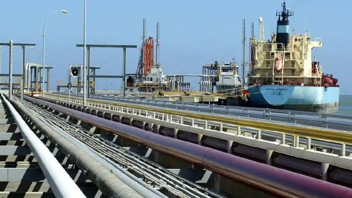 MADURO DICTA CÁTEDRA de cómo saltarse las sanciones: llegan barcos cargados con crudo iraní