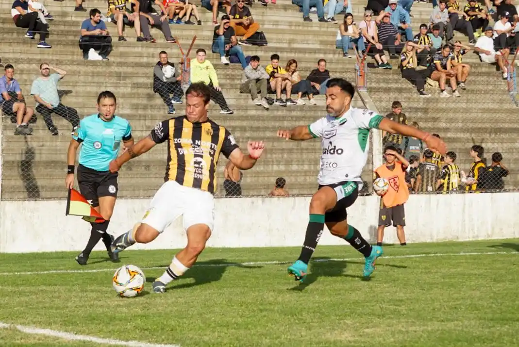 FOTO @MAUROPINERO_PH Martín Comachi intenta el centro ante Víctor Manchafico.