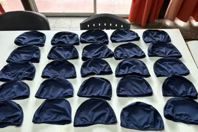 Gorras listas. El equipo de natación adaptada municipal ya las tiene en su haber.