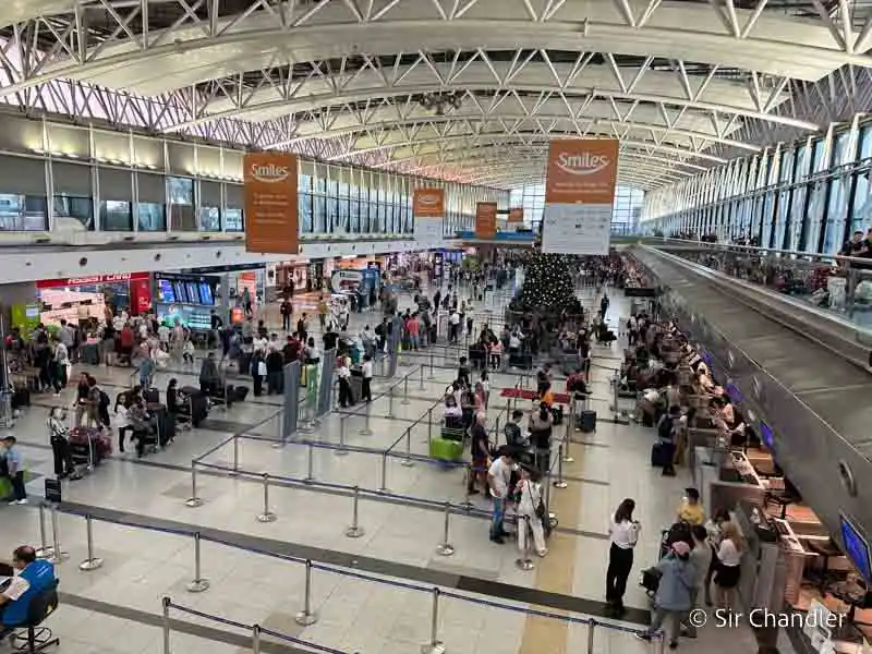 Descubrieron a una azafata cuando intentaba contrabandear Rolex, monedas de oro y joyas