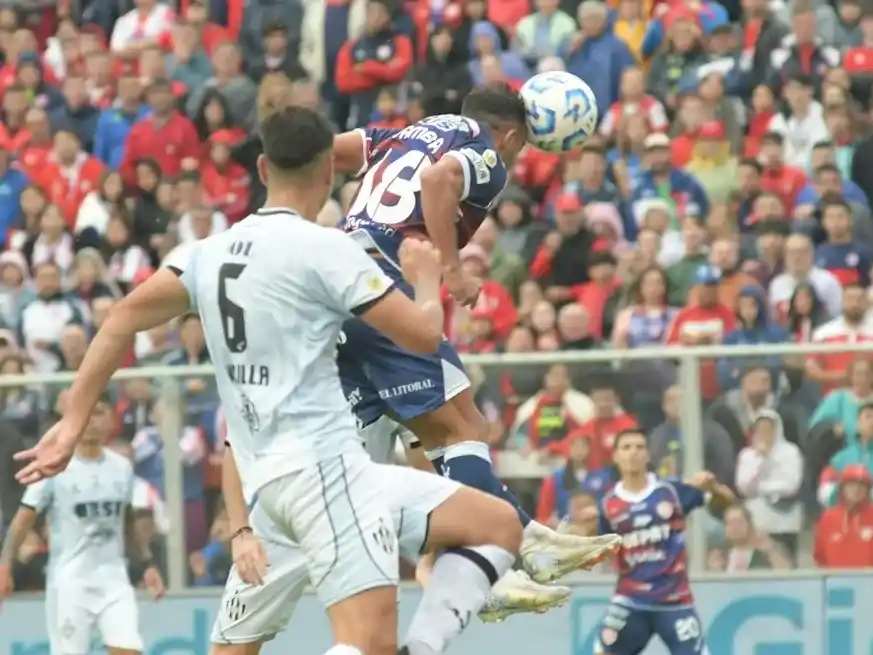 El Tatengue sumó de a tres en Santa Fe ante el elenco santiagueño. Foto:Carolina Niklison