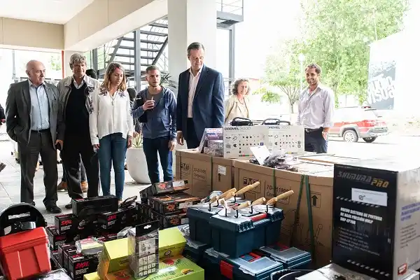 El gobierno entregó equipamiento a más de 450 emprendedores