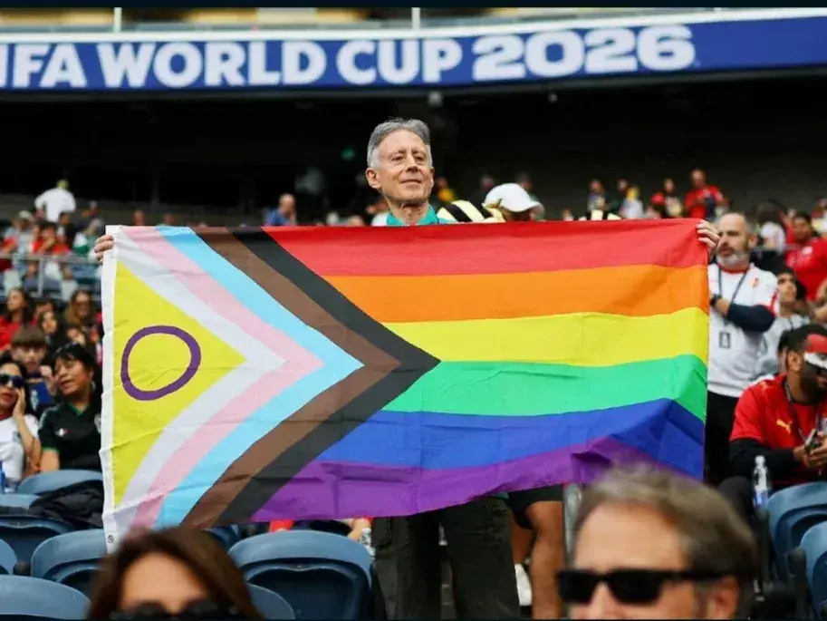 En una convivencia pacífica, se juga Irán-Egipto en el marco del "Pride Match" en el estadio de Seattle. Foto: Reuters