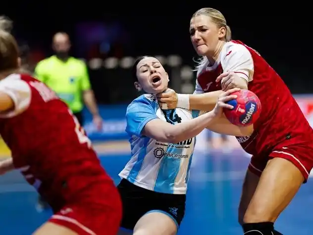 Argentina cayó  con Polonia.Foto:@CAHandball