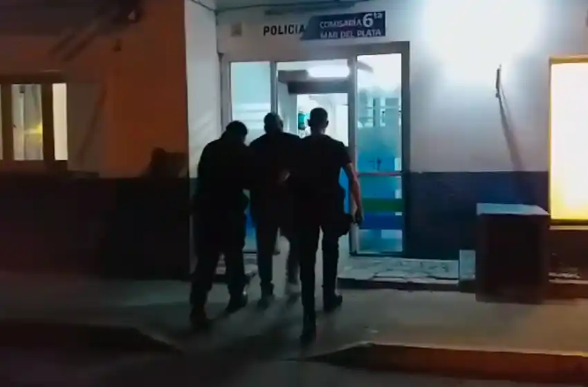 Discutió con su pareja, la tomó del cuello y le mordió la mejilla izquierda