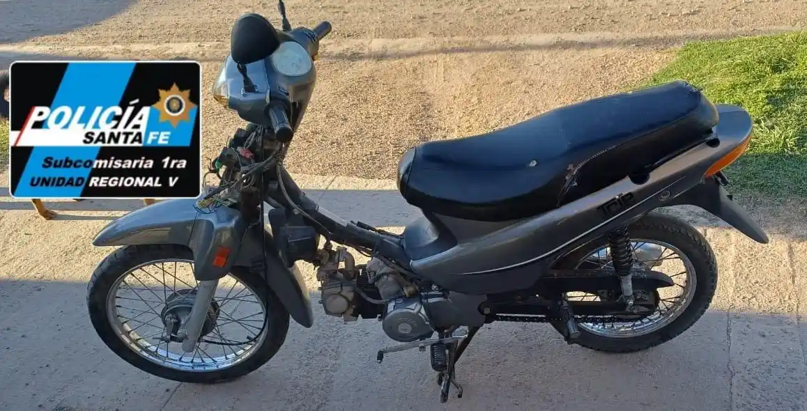 Con las manos en la moto: lo descubrieron manipulando un vehículo y escapando a toda velocidad