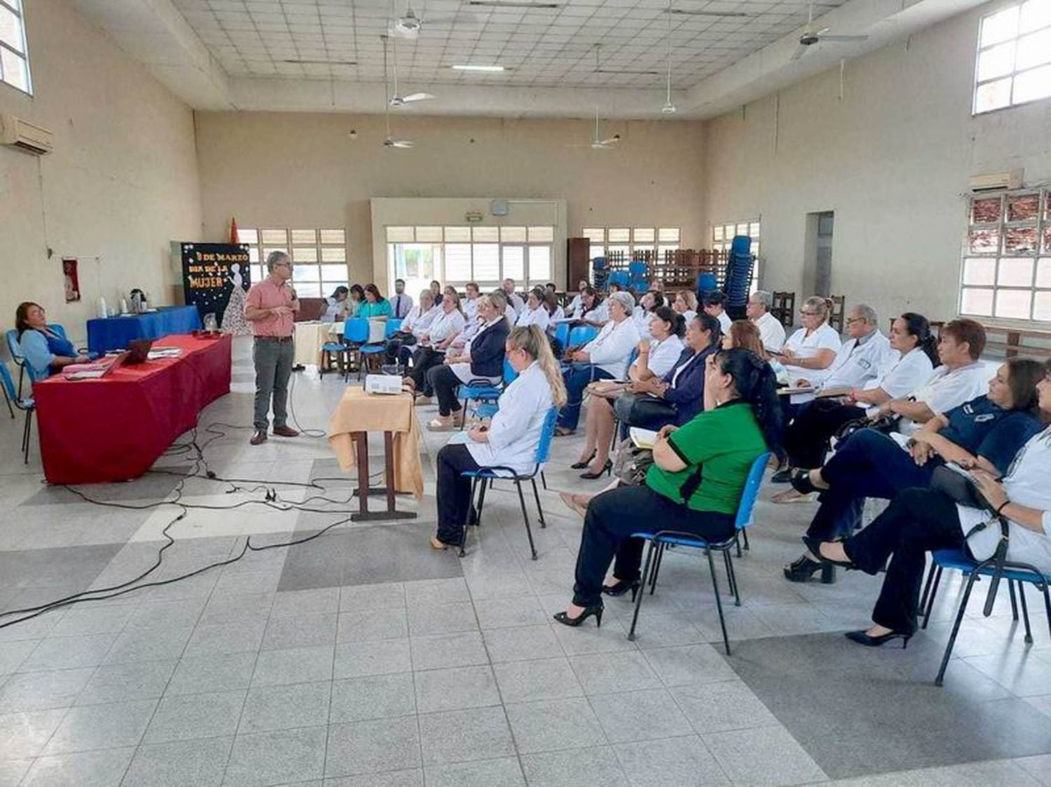 Capacitan a directores en organización institucional