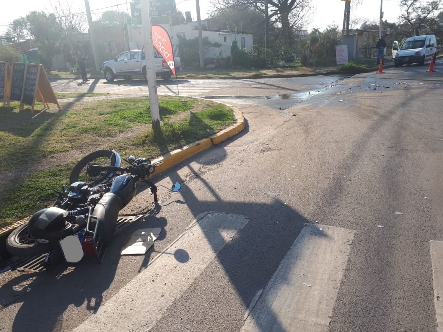 Conductor giró en esquina y chocó de frente con una moto