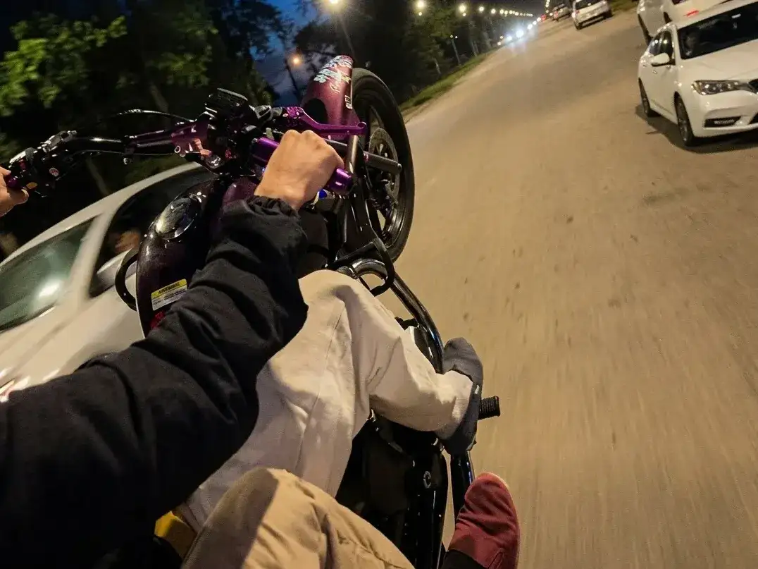 El intendente expuso a un motociclista imprudente y pidió su inhabilitación. Foto: Captura de video.