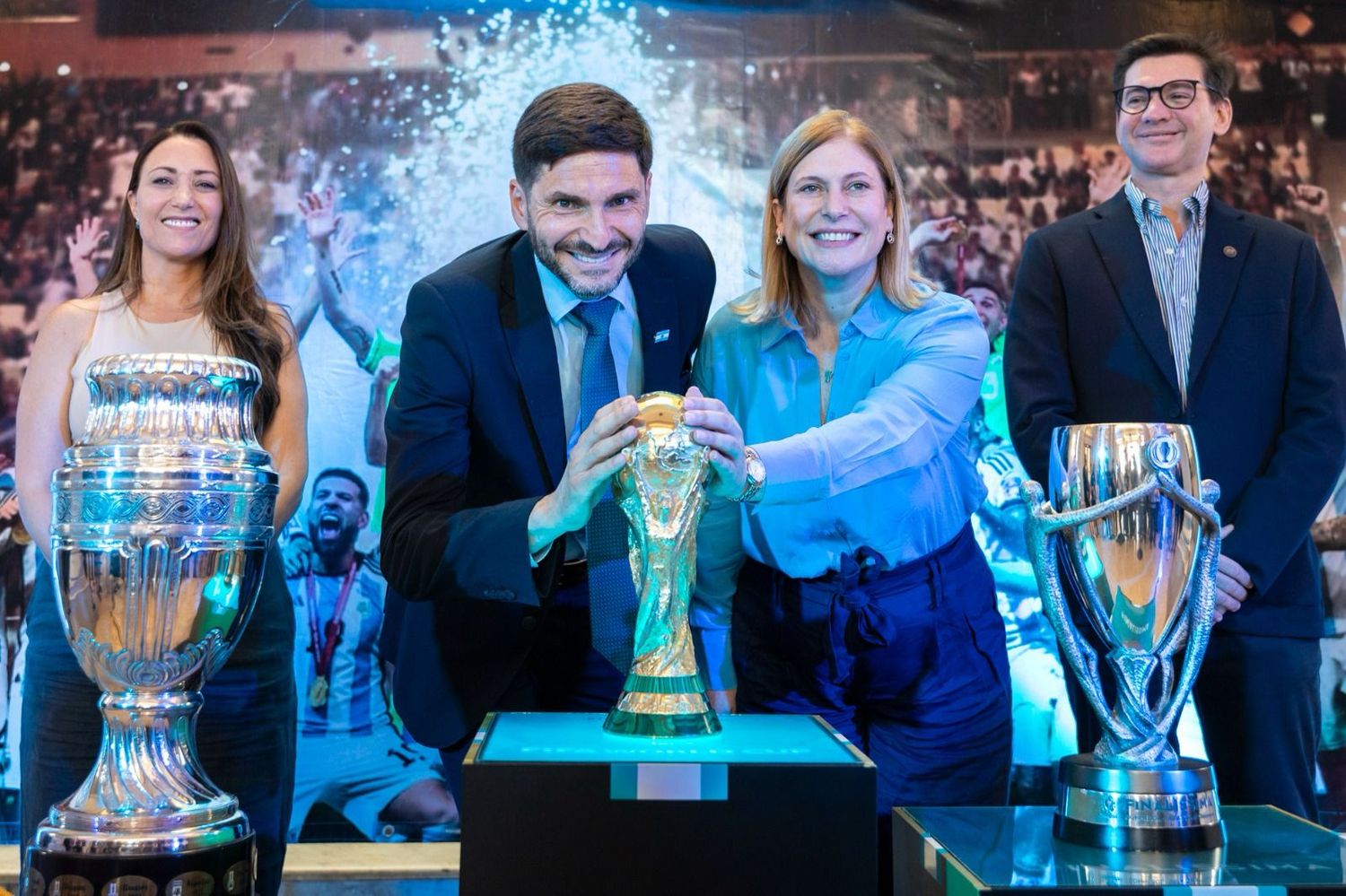 Pullaro junto a Scaglia, Di Lena y Flavia Padín con la Copa del Mundo.