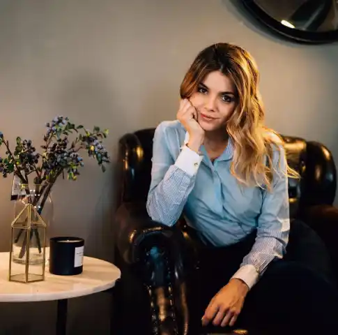 El llamativo tratamiento facial que se hace Natalie Pérez, ¡mientras maneja!