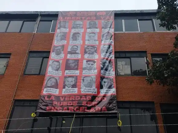 Encapuchados vandalizan pancarta del CNP con fotos de periodistas presos