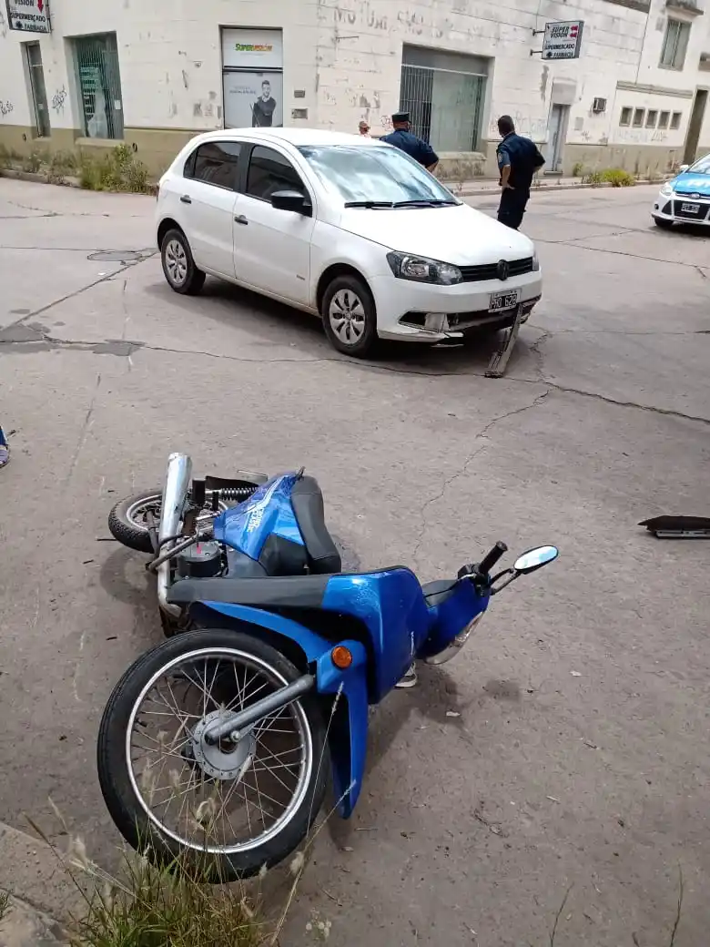 Choque entre un auto y una moto: dos mujeres resultaron heridas