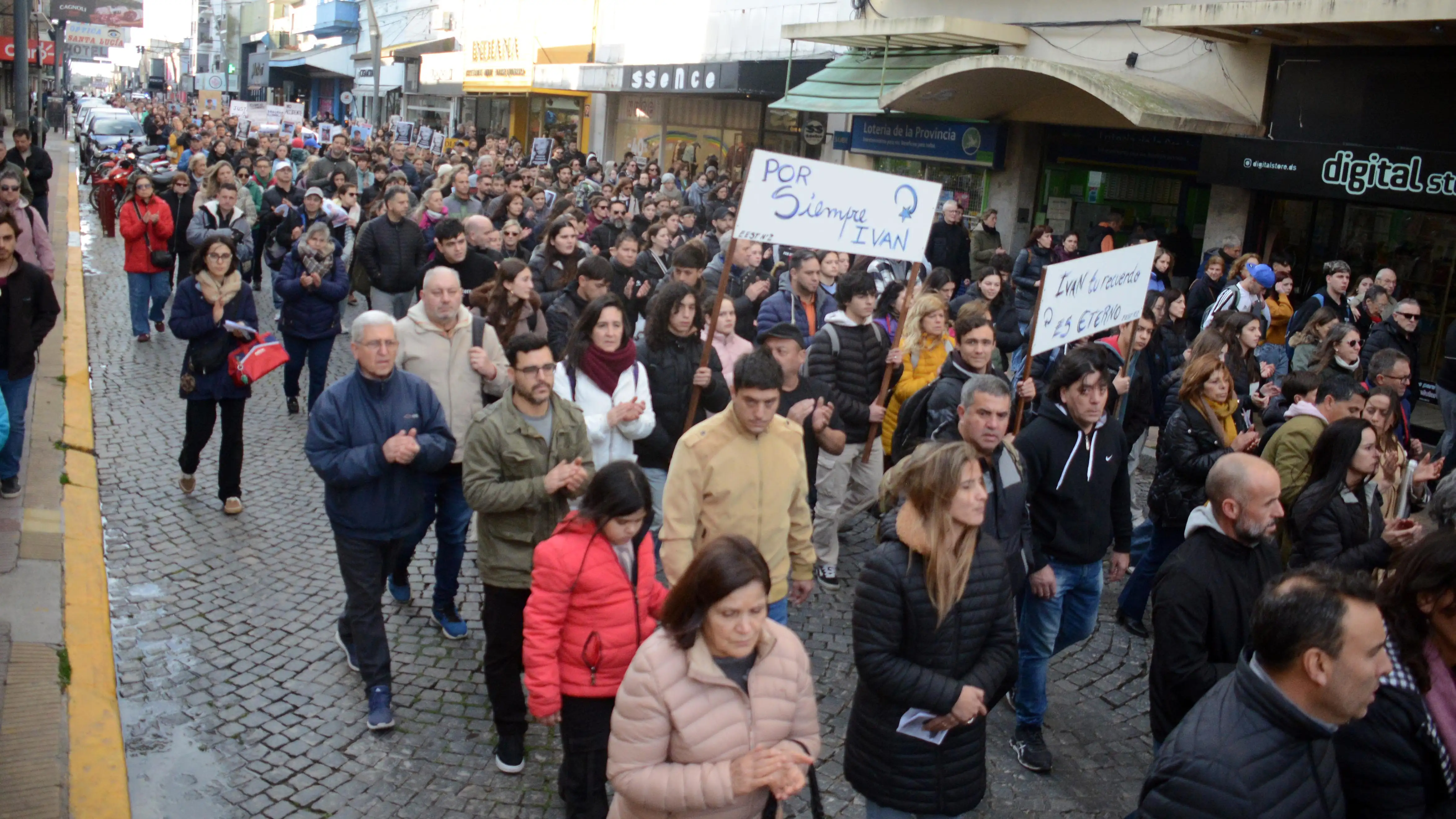 Cerca de una cuadra de personas pidió justicia por Iván González.