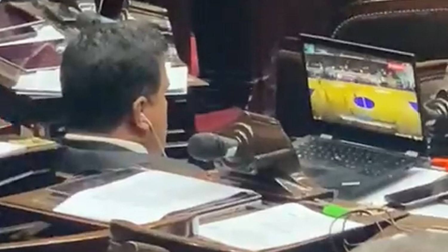 Insólito: En pleno debate del Presupuesto, un diputado del Frente de Todos se puso a ver un partido de básquet