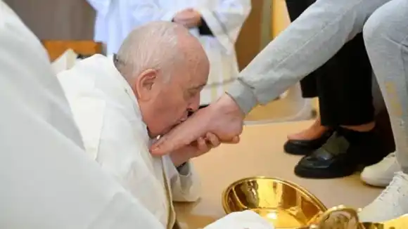PAPA FRANCISCO lava los pies a 12 mujeres en una prisión de Roma: ellas se conmovieron hasta las lágrimas