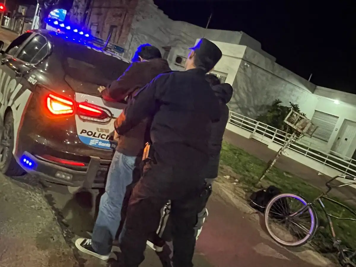 Operativo de control en Rafaela: dos detenidos por intento de robo y secuestro de armas blancas - 1