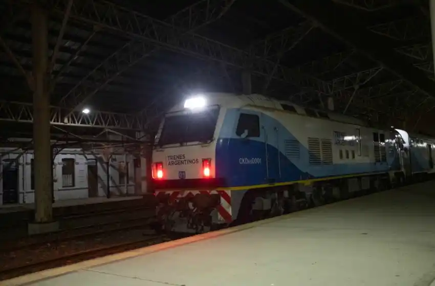 Volvió una noche: tras más de 8 meses llegó el tren a Mar del Plata