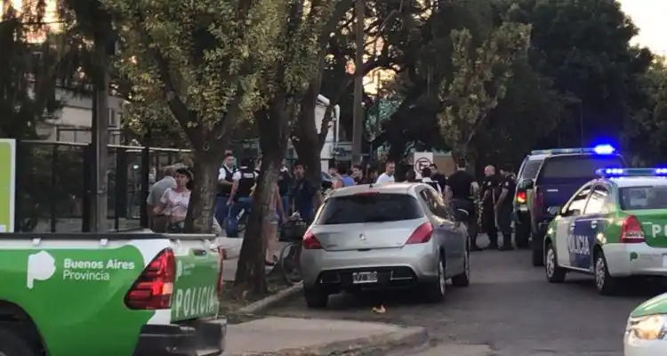 Gran despliegue policial en las puertas del hospital por una gresca con heridos y un aprehendido