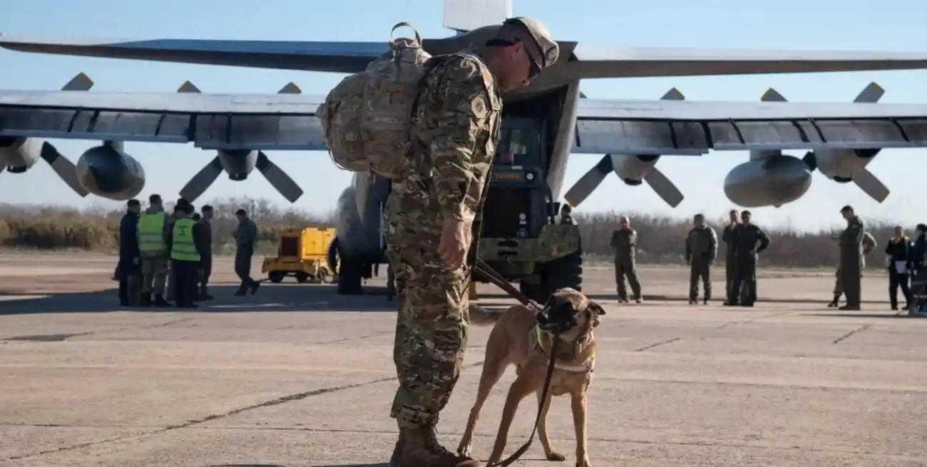 Se suman además dos binomios perro-guía pertenecientes a la brigada certificada USAR del Ejército Argentino.