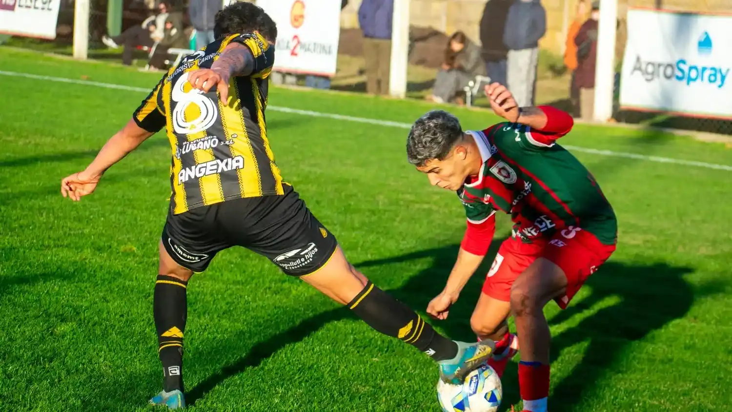 Pelota dividida entre Di Carlo y Banchio. (Fotos de Edu Machado, prensa de Círculo Deportivo).