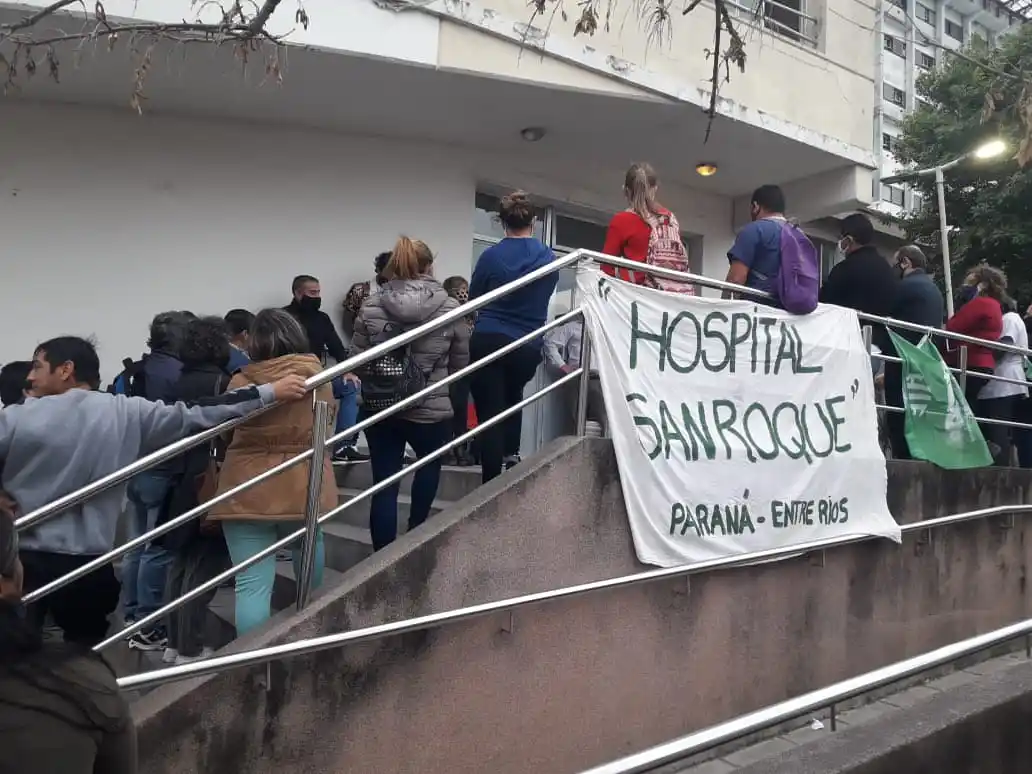Personal de los hospital San Martín y San Roque exigieron el pago de un bono de 5 mil pesos