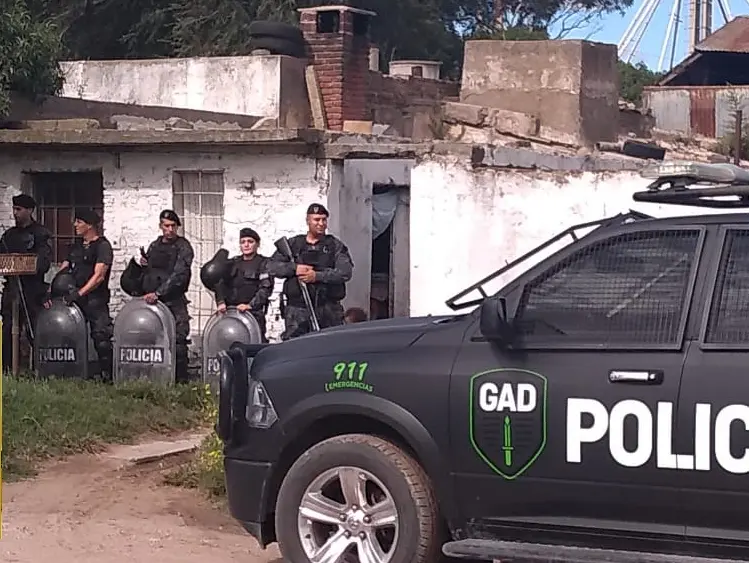 Allanaron la casa del detenido que chocó un móvil y lastimó a un policía