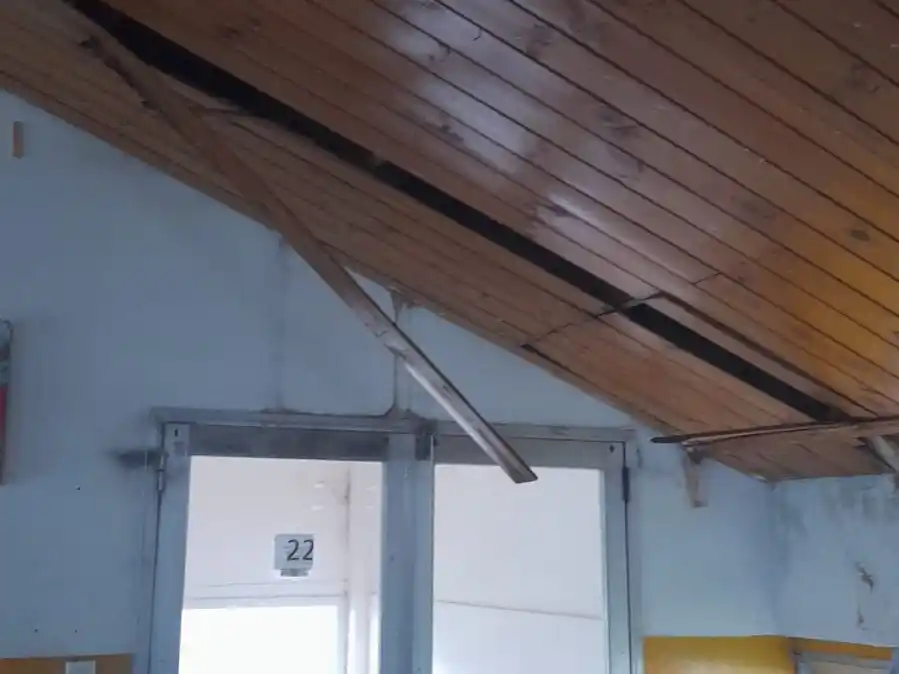 Agua y peligro. Machimbre desprendido por las intensas lluvias