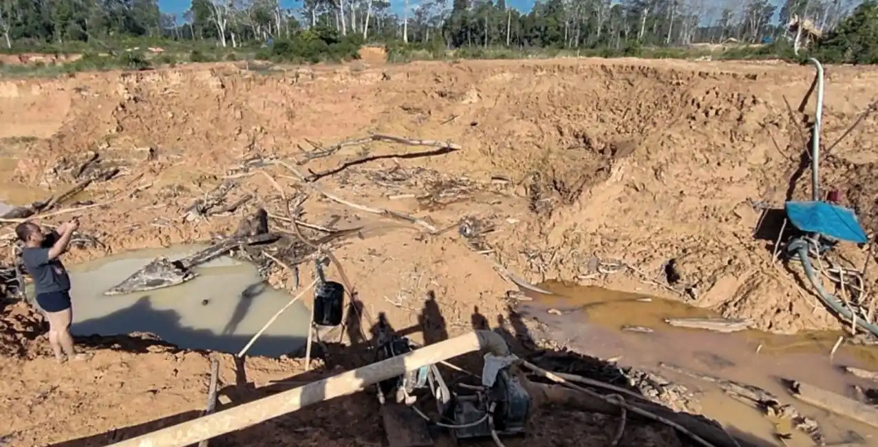 Indonesia: doce mujeres muertas tras un derrumbe en una mina de oro