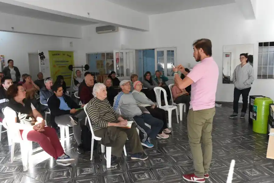 Más de 25 vecinos y vecinas participaron de un espacio de intercambio, conocimiento y experiencias, en el marco del Taller de Huerta y Compos